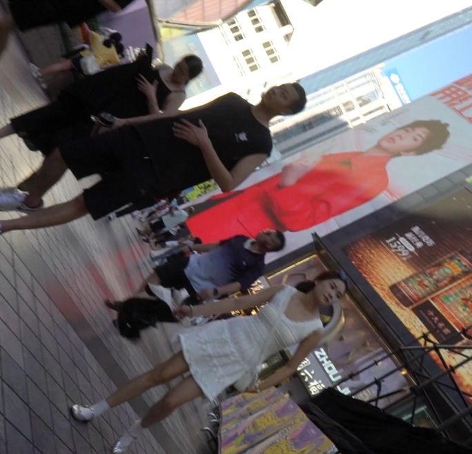 街拍白裙素人合集1部300M蜜汁某处