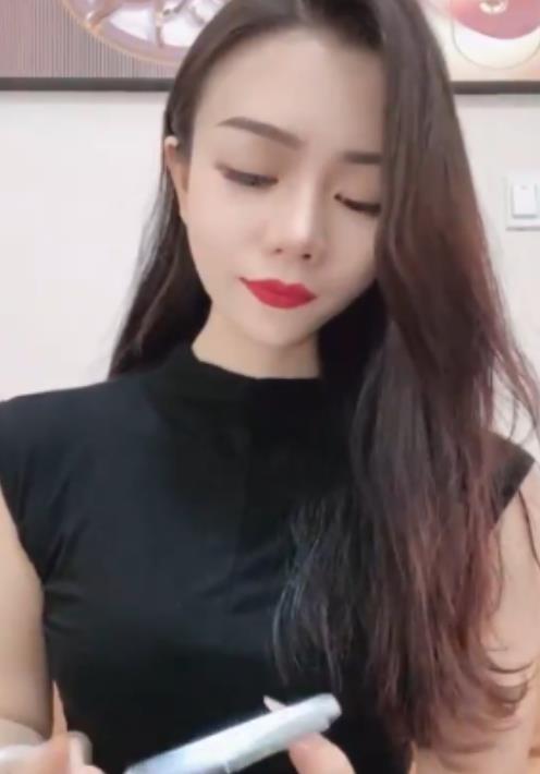 鱼鱼腿很长风情万种老板娘12部17G惊艳视频