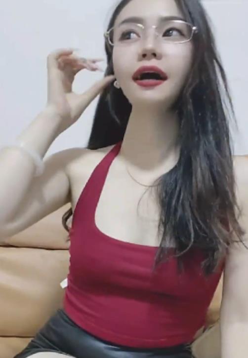 鱼鱼腿很长风情万种老板娘12部17G惊艳视频