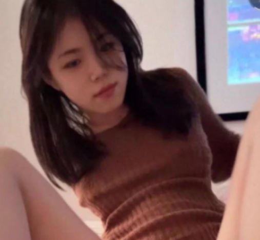 塌房系花吕诗莹劲爆三人游视频展示24V17.9G太诱人了